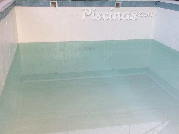piscina de hormigopn con revestimiento de fibra de vidrio.