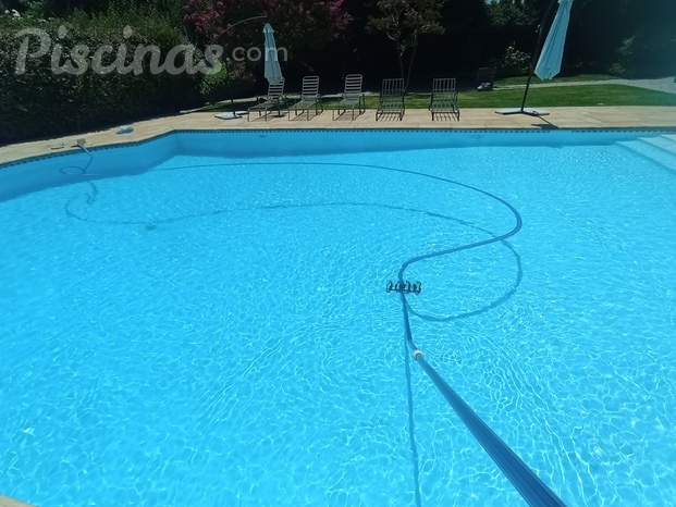 Limpieza de piscina en acción 